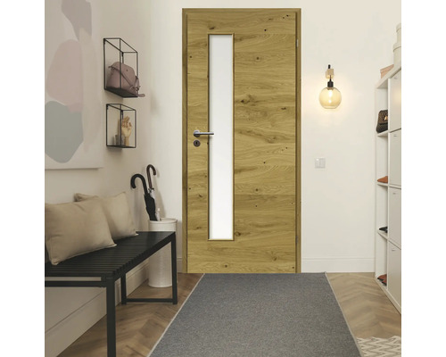 Eingangsbereich mit Holztür mit Glaseinsatz und grauer Fußmatte