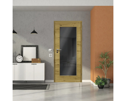 Innentür mit Glaseinsatz und Holzrahmen in einem hellen, modernen Raum.