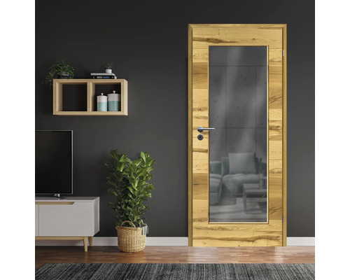 Zimmertür mit Holzrahmen und Glaseinsatz in einem Wohnraum