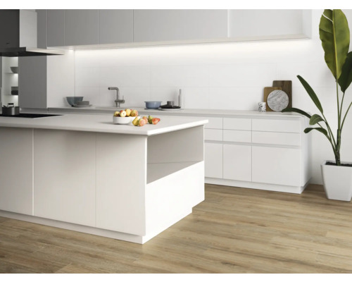 Helle Küche mit Kochinsel, weißen Schränken und Holzboden