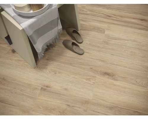 Verlegte Bodenfliesen in Holzoptik mit Badhocker und Hausschuhen