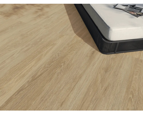 Nahaufnahme eines Zimmers mit hellem Holzboden