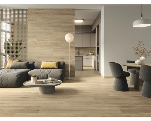 Wohnzimmer mit Bodenfliesen in Holzoptik, Sofa, Tisch und Essbereich.