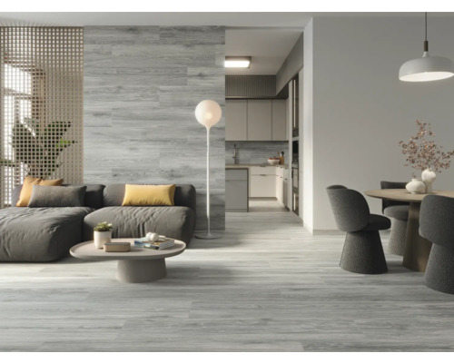 Wohnzimmer mit Sofa, Esstisch und Bodenbelag in Holzoptik