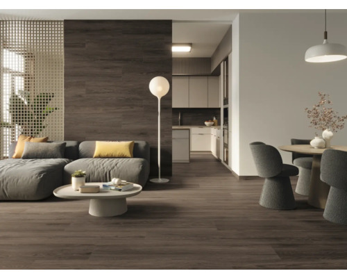 Wohnraum mit Sofa, Tisch, Stuhl und Holzboden