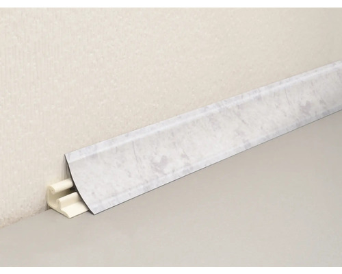 Sockelleiste mit Marmorstruktur an Wand und Boden
