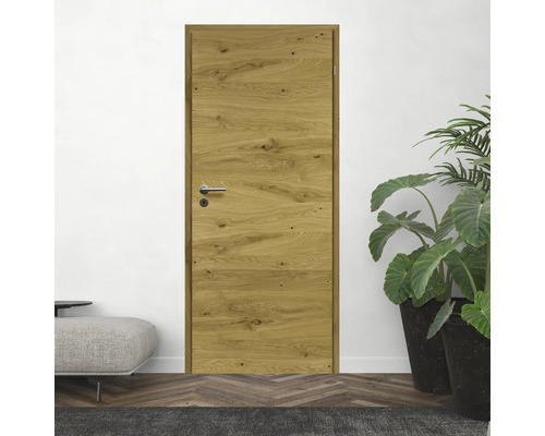 Zimmertür aus Holz mit Beschlägen