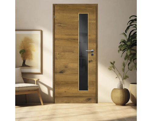 Holztür mit Glaseinsatz in einem hellen Raum