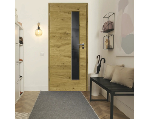 Holztür mit Glaseinsatz in einem hellen Eingangsbereich