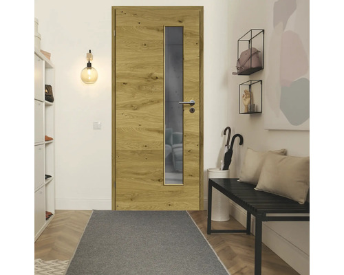 Holztür mit Glaseinsatz in einem Flur