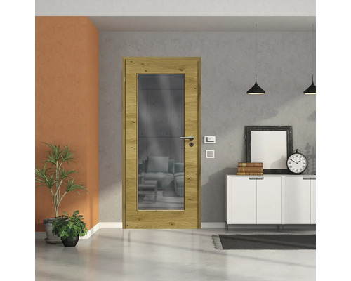 Zimmertür aus Holz mit Glaseinsatz in einem hellen Raum.