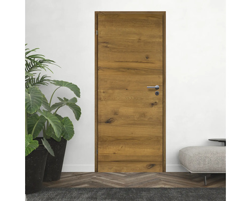 Holztür mit Türgriff in einem Raum