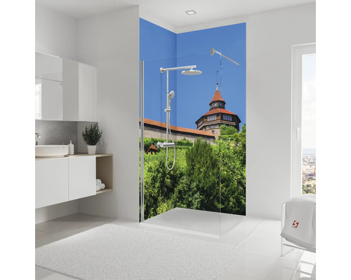 Helles Badezimmer mit Dusche, Waschtisch und dekorativer Wandgestaltung