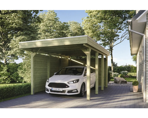 Holzcarport mit Auto auf gepflastertem Hof