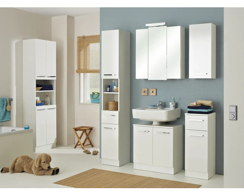 Badezimmer mit weißen Möbeln, Waschbecken und Spiegel