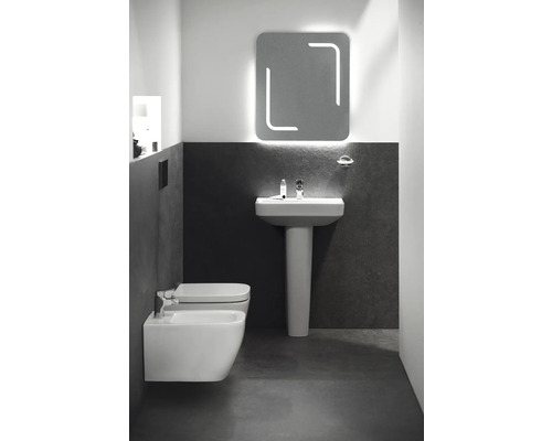 Modernes Badezimmer mit Toilette, Bidet, Waschtisch und Spiegel