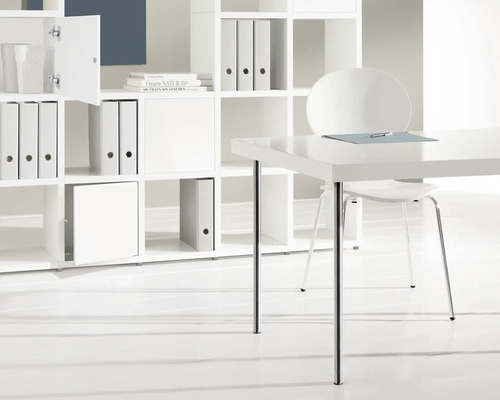 Helles Büro mit Schreibtisch, Stuhl und Regal