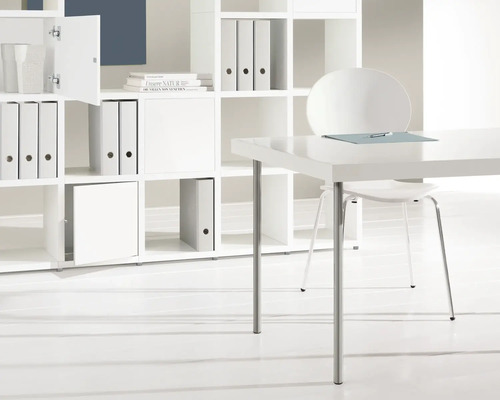 Büroszene mit Schreibtisch, Stuhl und Regalsystem