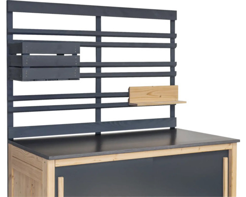 Gartentisch mit Ablagefläche und Regalwand mit Kiste und Ablage