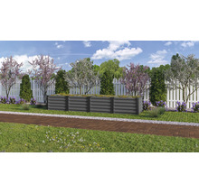 Garten mit Hochbeet aus Metall, umgeben von Blumen und Pflanzen
