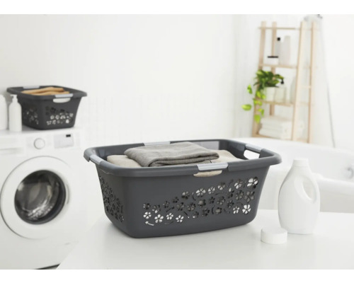 Wäschekorb aus Kunststoff mit Wäsche im Badezimmer