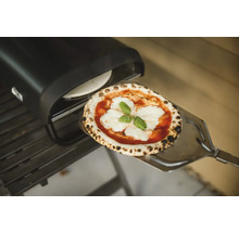 Pizzaofen mit Pizza auf einem Pizzaschieber