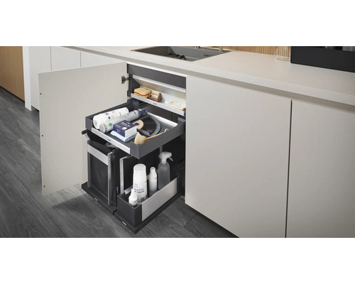 Küchenschrank mit Auszugsystem zur Aufbewahrung von Putzmitteln
