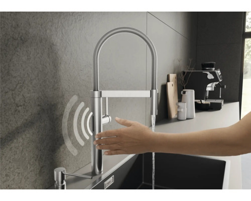 Edelstahl Küchenarmatur mit Sensorbedienung und ausziehbarer Brause in moderner Küche.