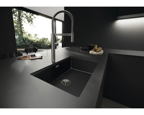 Spüle mit Armatur in einer modernen Küche.