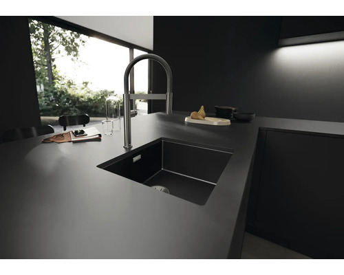 Moderne Küche mit Spüle und Armatur auf einer Küchentheke