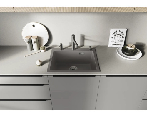 Spüle mit Armatur in einer modernen Küche