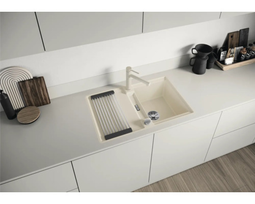 Küchenspüle mit Abtropffläche und Wasserhahn in einer hellen Küche