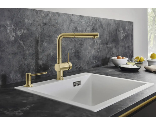 Küchenspüle mit goldfarbener Armatur und Seifenspender