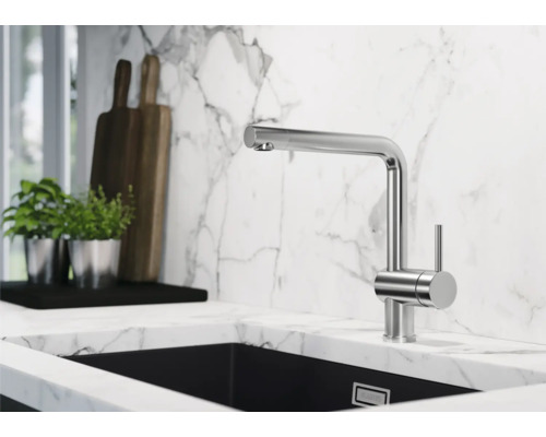 Küchenszene mit Spültischarmatur, Spüle und Dekor auf einer Arbeitsplatte