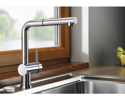 Küchenarmatur aus Metall mit Ausziehbrause vor einem Fenster