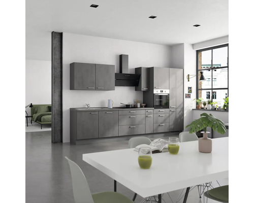 Moderne Küche mit grauen Schränken, schwarzer Dunstabzugshaube und weißem Esstisch in einem hellen Raum.