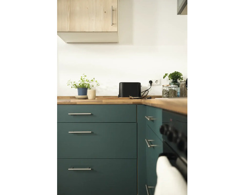 Küchenszene mit Arbeitsplatte, Schubladen und Küchengeräten