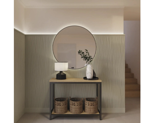 Flur mit Spiegel, Lampe, Kommode und Körben.