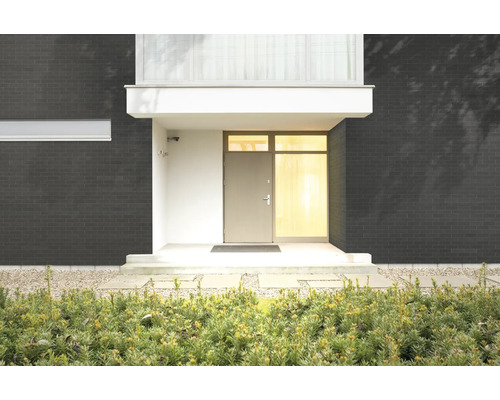 Fassade eines Hauses mit dunklen Verblendsteinen und Eingangsbereich