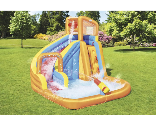 Aufblasbare Wasserrutsche für den Garten mit Kletterwand