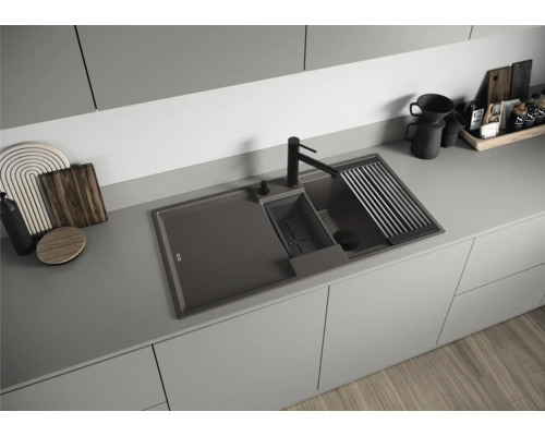 Küchenspüle mit Abtropffläche, Spülbecken und Armatur in einer modernen Küche