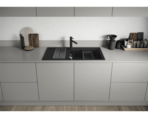 Modernes Küchendesign mit grauen Schränken und schwarzer Spüle mit Abtropffläche.
