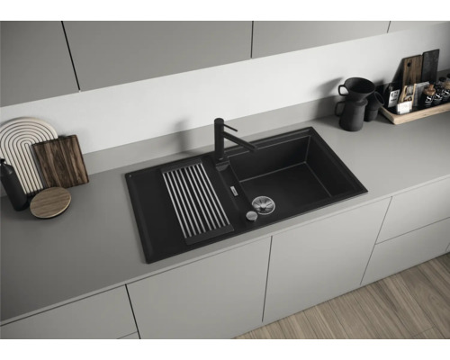 Spüle mit Abtropffläche und Spültischarmatur in einer modernen Küche