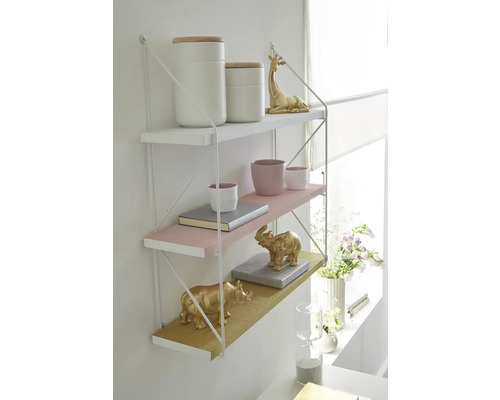 Dekoratives Wandregal mit drei Regalböden und verschiedenen Dekoartikeln