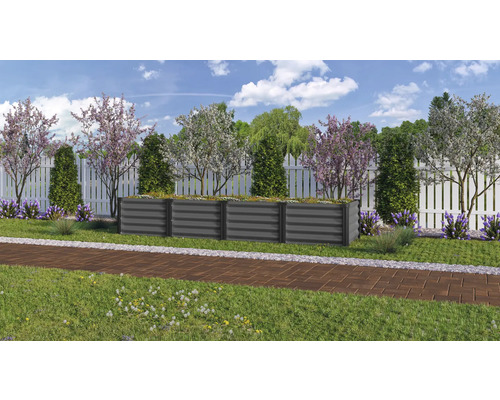 Garten mit Hochbeet aus Metall, umgeben von Bäumen und einem weißen Zaun