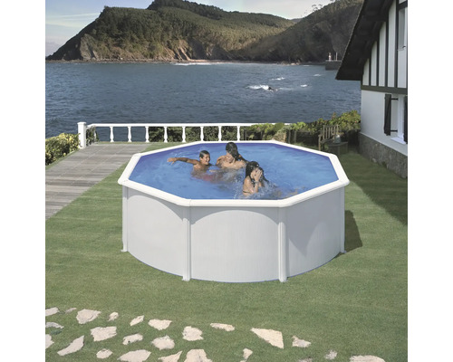 Achteckiger Pool mit Familie im Garten