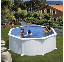Familie badet in einem Stahlwandpool im Garten