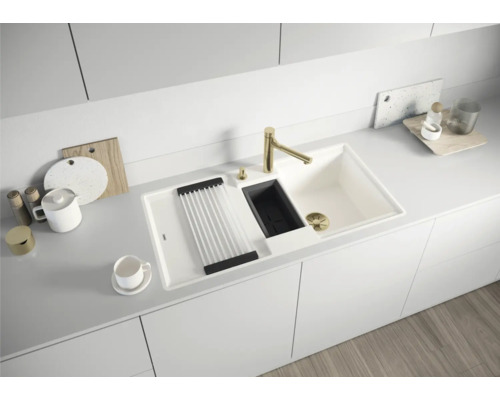 Küchenspüle mit Abtropfgestell, Spülmittelspender und goldfarbener Armatur in moderner Küche.