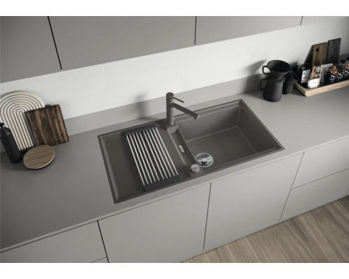 Küchenszene mit Spüle, Abtropfgestell und Armatur auf einer Küchentheke.