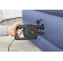 Person benutzt eine elektrische Luftpumpe zum Aufpumpen einer Luftmatratze